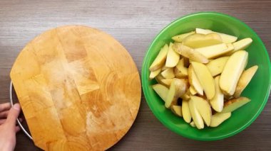 Bir adam mutfak rendesinde sarımsak öğütür. Yukarıdan görünüşü.