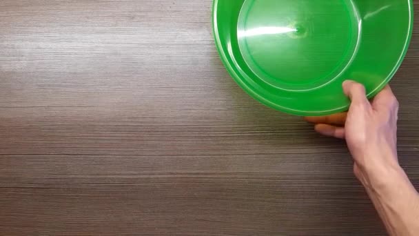 Mannen handen plaatsten een snijplank, gekookte eieren, kruiden en een keukenmes op de tafel. Het uitzicht vanaf de top. — Stockvideo