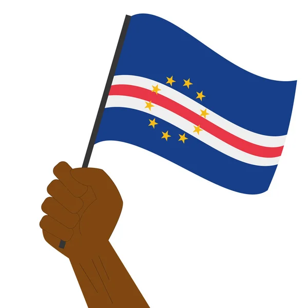 Mão segurando e levantando a bandeira nacional de Cabo Verde — Vetor de Stock