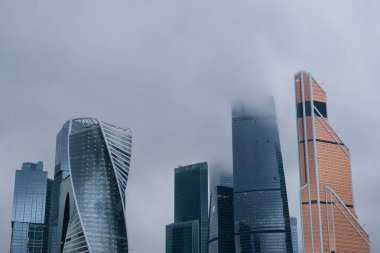 Moskova, Rusya - 5 Eylül 2015: Moskova Uluslararası İş Merkezi gri gökyüzünde