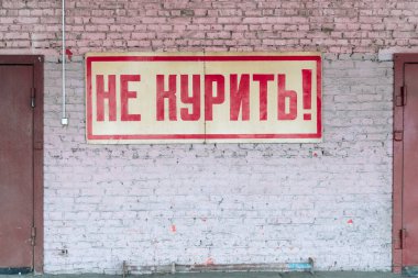 Tuğla duvarda Rusça yazıtlar yok..
