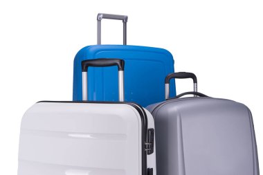 Beyaz arka planda üç bavul (beyaz, gri ve mavi) izole edilmiş