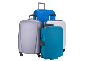 Beyaz arka planda dört bavul (beyaz, gri, turkuaz ve mavi) izole edilmiş