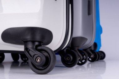 Farklı renkte bavullar.