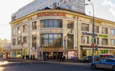 Moskova, Rusya - 28 Aralık 2015: Maryinsky alışveriş merkezi Moskova, Maryina Roshcha metro istasyonu yakınında 46 Suschevsky Val Caddesi