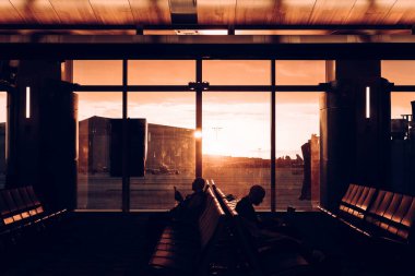 Los Angeles, ABD - 5 Ekim 2015: Los Angeles Havalimanı 'nda Oturan İnsanların Silueti, ABD