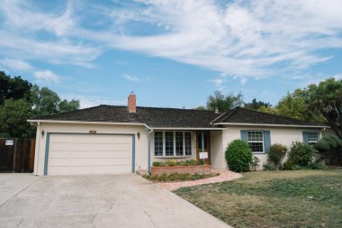 Los Altos, Kaliforniya, ABD - 29 Eylül 2015: Steve Jobs ve Stephen Wozniak 'ın 1976' da Apple I adlı ilk bilgisayarlarını kurdukları garajlı ünlü ev.