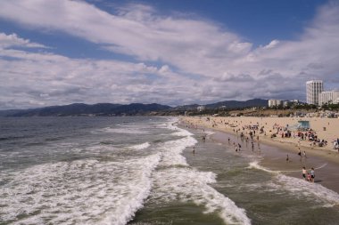 Los Angeles, ABD - 4 Ekim 2015: Santa Monica plajındaki insanlar.