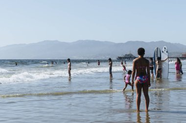 Los Angeles, ABD - 27 Eylül 2015: İnsanlar Venedik plajında yürüyor.
