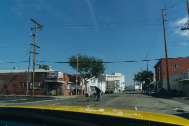 Los Angeles, ABD - 28 Eylül 2015: Los Angeles 'ın kenar mahallesindeki evsiz siyahi adam.