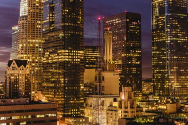 Los Angeles, ABD - 28 Eylül 2015: Los Angeles şehir merkezi gece gökdelenleri.
