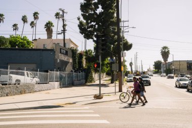 Los Angeles, ABD - 4 Ekim 2015: İnsanlar Manhattan plajında yürüyor.