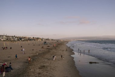 Los Angeles, ABD - 4 Ekim 2015: Manhattan sahilindeki insanlar.