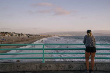 Los Angeles, ABD - 4 Ekim 2015: Manhattan sahilindeki insanlar.