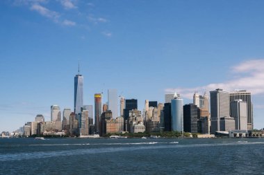 New York, ABD - 20 Eylül 2015: Staten Island feribotuyla New York 'taki Manhattan' ın dünya merkezinin görüntüsü