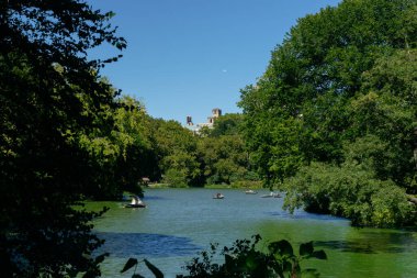 New York, ABD - 20 Eylül 2015: Central Park Gölü üzerindeki parktan görüntü