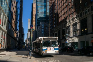 New York, ABD - 20 Eylül 2015: New York caddesinde gökdelenlerin yakınında otobüs ve bisiklet.