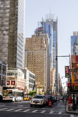 New York, ABD - 20 Eylül 2015: New York sokaklarında insanlar ve taksi.