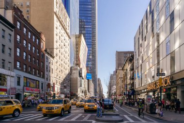 New York, ABD - 20 Eylül 2015: New York caddesinde insanlar ve sarı taksi.