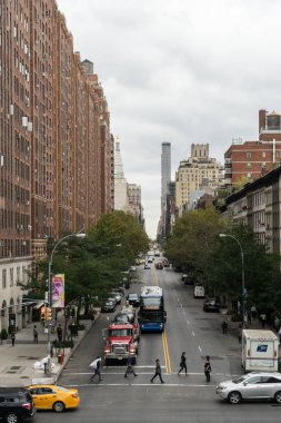 New York, ABD - 22 Eylül 2015: Sarı taksi ve New York sokaktaki insanlar.