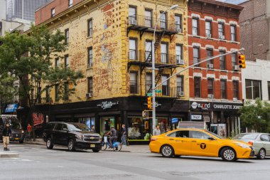 New York, ABD - 22 Eylül 2015: Kiehl 's store New York' ta West 47 ve 9 Avenue caddelerinin köşesinde yer almaktadır..