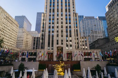 New York, ABD - 23 Eylül 2015: Manhattan şehir merkezindeki Rockefeller Center Aşağı Plaza 'da Prometheus Heykeli