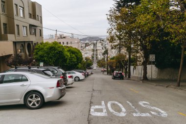 San Francisco, ABD - 30 Eylül 2015: San Francisco sokaklarında arabalar.