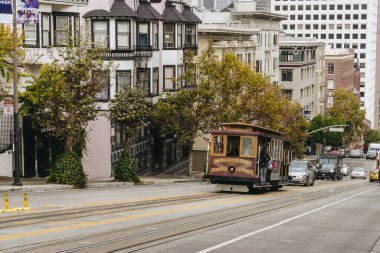 San Francisco, ABD - 1 Ekim 2015: San Francisco caddesindeki kablolu araba, CA