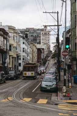San Francisco, ABD - 1 Ekim 2015: San Francisco caddesindeki kablolu araba, CA
