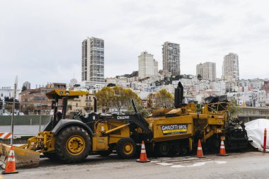 San Francisco, ABD - 1 Ekim 2015: San Francisco şehir merkezinin arka planında kazı makineleri