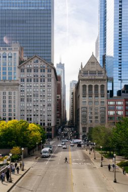 Chicago, ABD - 24 Eylül 2015: Chicago, Illinois sokaklarında insanlar ve arabalar