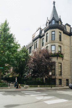 Chicago, ABD - 25 Eylül 2015: Sokakta köpek gezdiren kadın.