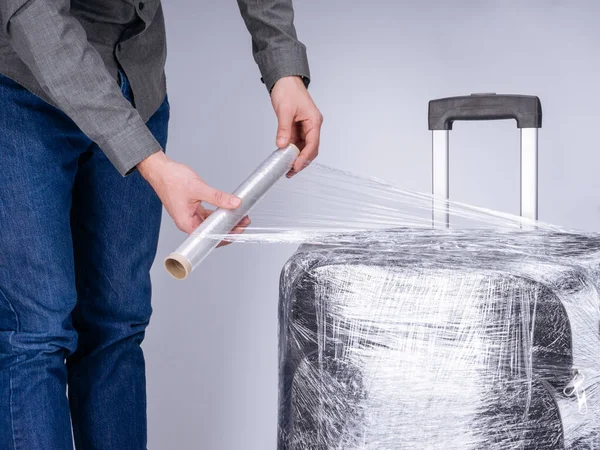 Man Wraps Koper Film Transparan Pelindung — Stok Foto