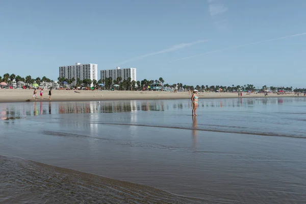 Los Angeles Usa Września 2015 Ludzie Chodzą Plaży Venice Kalifornia — Zdjęcie stockowe