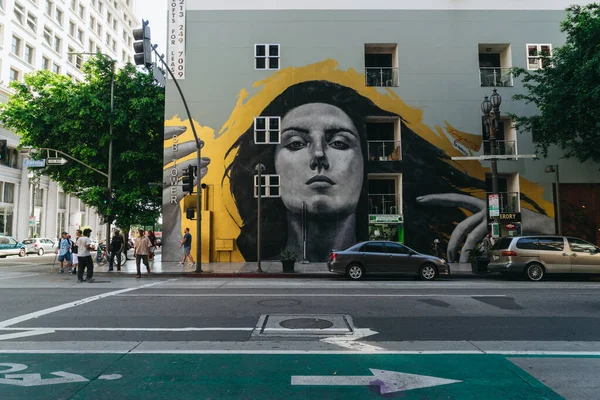Los Angeles, ABD - 27 Eylül 2015: Spring Caddesi 'ndeki duvarda güzel bir kadın resmi.