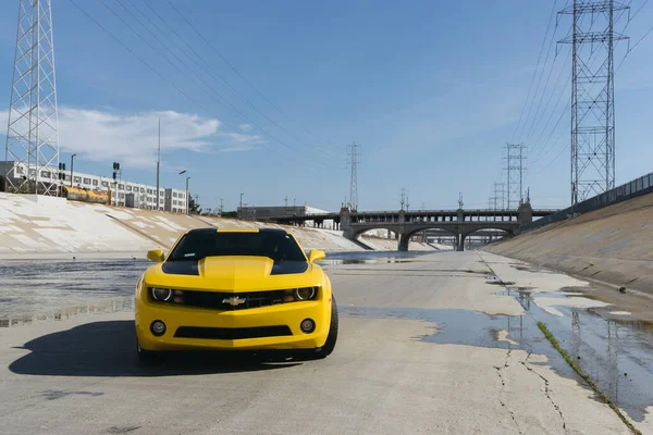 Los Angeles, ABD - 28 Eylül 2015: Chevrolet Camaro Los Angeles nehrinde. Tarihi 6. Cadde viyadük köprüsü 1932 'de Los Angeles Nehri' ni geçerek inşa edildi..