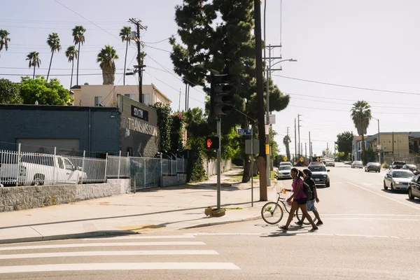 Los Angeles Eua Outubro 2015 Pessoas Caminham Rua Praia Manhattan — Fotografia de Stock