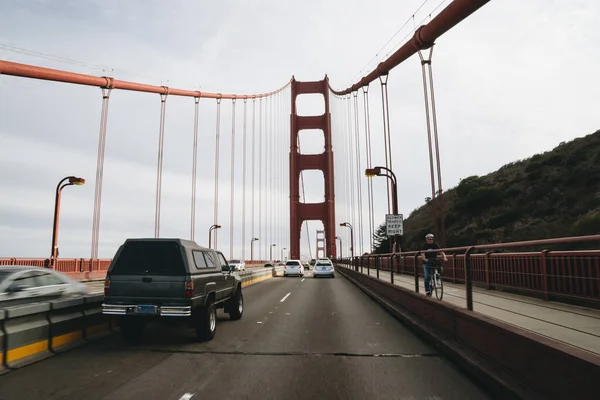 2015年9月30日 サンフランシスコのゴールデンゲートブリッジへの交通 — ストック写真