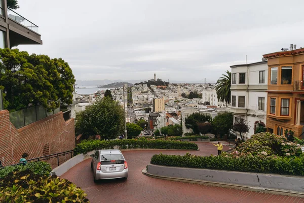 2015年9月30日 サンフランシスコ ロシアの丘のロンバード通りを車で移動 — ストック写真