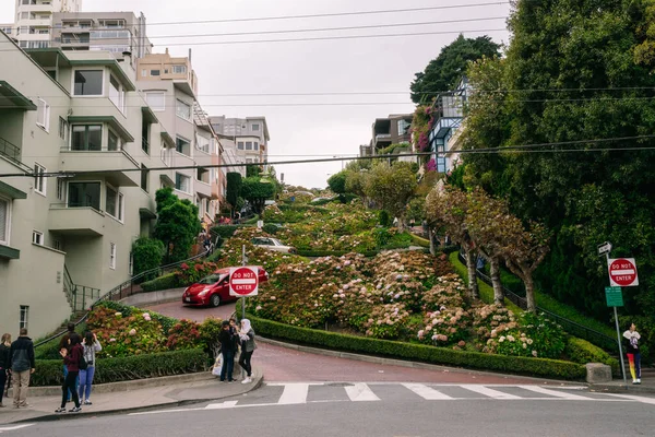 2015年9月30日 サンフランシスコ ロシアの丘のロンバード通りを歩く — ストック写真
