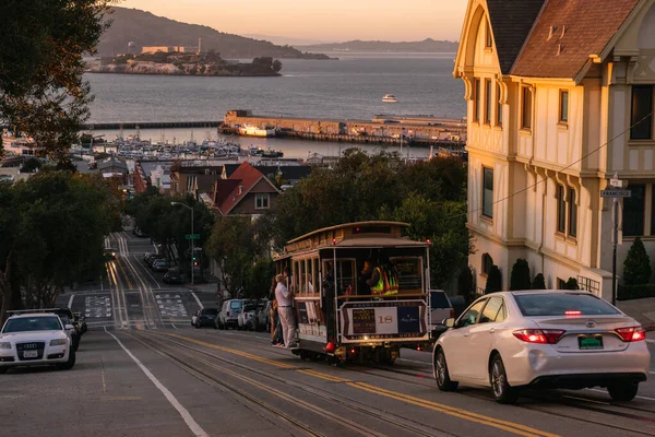サンフランシスコ 2015年9月30日 パウェル ハイドケーブルカーは アルカトラズ刑務所島と湾を見下ろす急な丘のピークを下り 象徴的な観光名所です — ストック写真