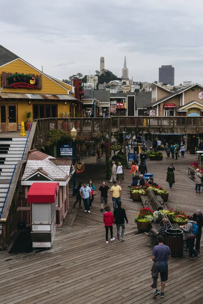 美国旧金山 2015年10月1日 游客步行在旧金山39号码头的商店和餐馆 — 图库照片