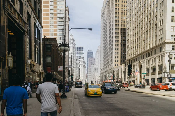 2015年9月24日 イリノイ州シカゴ市の路上で人と車 — ストック写真