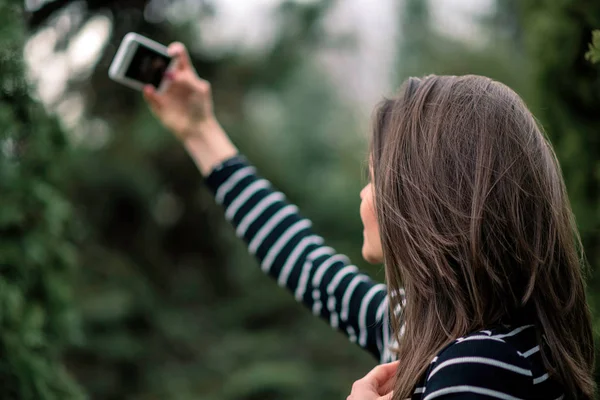 Selfie на мобільний в парку. Стокове Фото