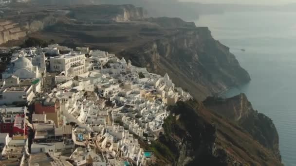 Vista aérea sobrevoando cidade vista surpreendente de Thira Santorini Grécia — Vídeo de Stock