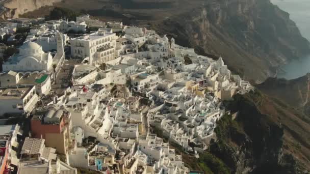 Vista aérea sobrevoando cidade vista surpreendente de Thira Santorini Grécia — Vídeo de Stock