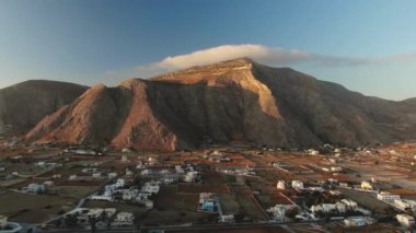 Yunanistan Santorini Perissa 'da Kara Kum Sahili ve Burnu