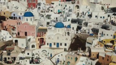 Yunanistan 'ın Santorini Adası' ndaki Oia 'daki Meşhur Mavi Kubbe Kilisesi üzerinde Uçmak
