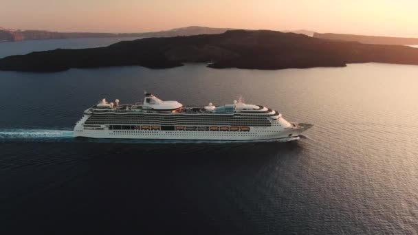 Hava 4k, Santorini limanından gün batımında ayrılan bir gemi görüntüsü. — Stok video