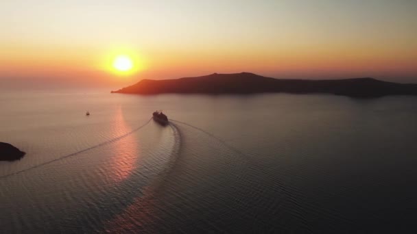 Aerial 4k Footage Κρουαζιερόπλοιο αναχωρεί από το λιμάνι της Σαντορίνης στο ηλιοβασίλεμα — Αρχείο Βίντεο